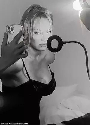 Pamela Anderson OnlyFans Leaked Free Thumbnail Picture - #zFi3fS4Z97