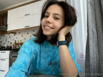Petitenikolefree OnlyFans Leaked Free Thumbnail Picture - #8B2s5Zd3Gg