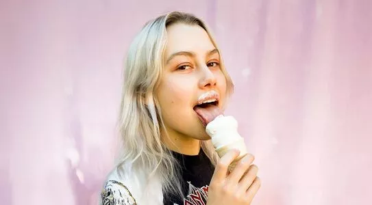 Phoebe Bridgers OnlyFans Leaked Free Thumbnail Picture - #E1itK7TMMr