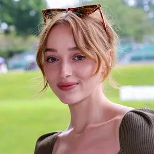 Phoebe Dynevor OnlyFans Leaked Free Thumbnail Picture - #8EFIUwJwju