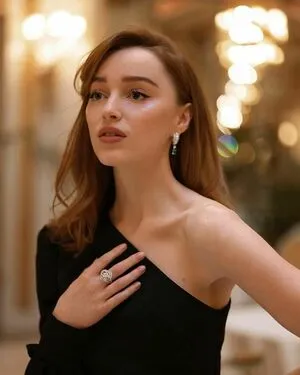 Phoebe Dynevor OnlyFans Leaked Free Thumbnail Picture - #h8Iwrf85mH