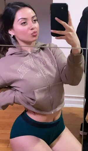 Priceymishel OnlyFans Leaked Free Thumbnail Picture - #LiakzExxNK