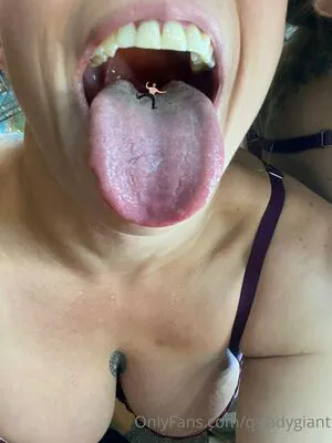 Qsladygiant OnlyFans Leaked Free Thumbnail Picture - #4LR8GHovEn