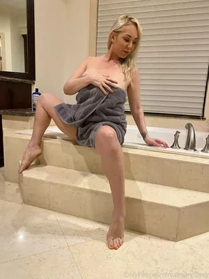 realmarycarey OnlyFans Leaked Free Thumbnail Picture - #1SLSiqGRMa