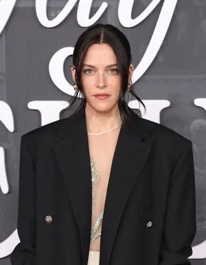 Riley Keough OnlyFans Leaked Free Thumbnail Picture - #u3CgCikdQq