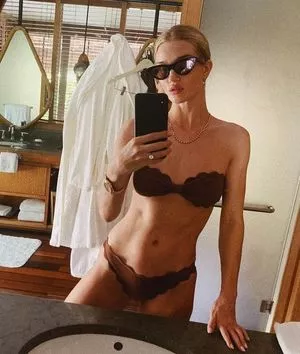 Rosie Huntington-Whiteley OnlyFans Leaked Free Thumbnail Picture - #FUk90MBOnA