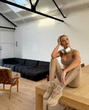 Rosie Huntington-Whiteley OnlyFans Leaked Free Thumbnail Picture - #thPunQv6MK