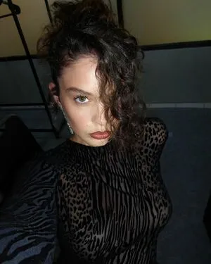 Sabrina Claudio Thumbnail Picture