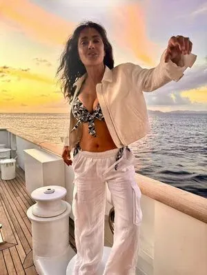 Salma Hayek OnlyFans Leaked Free Thumbnail Picture - #yAmBmTNXm3