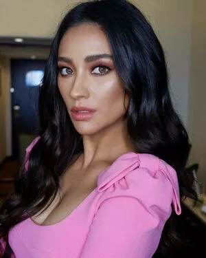 Shay Mitchell OnlyFans Leaked Free Thumbnail Picture - #QQr9h6daV9