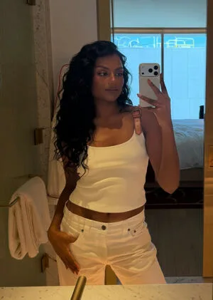 Simone Ashley OnlyFans Leaked Free Thumbnail Picture - #5CM2NPHEt5