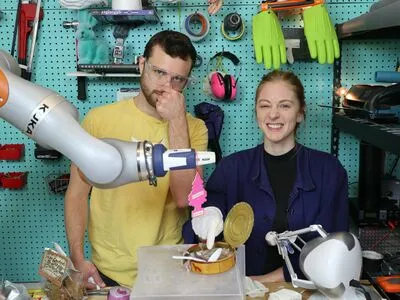 Simone Giertz OnlyFans Leaked Free Thumbnail Picture - #fpRYSONAfw