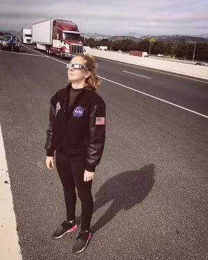 Simone Giertz OnlyFans Leaked Free Thumbnail Picture - #p5bEijTcSf