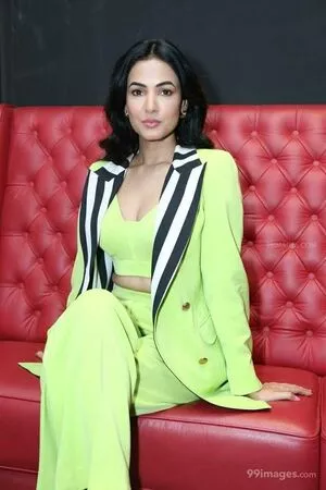 Sonal Chauhan Thumbnail Picture