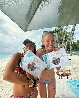 Sophie Turner OnlyFans Leaked Free Thumbnail Picture - #4V7PkOF5dr