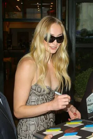 Sophie Turner OnlyFans Leaked Free Thumbnail Picture - #s306dUsjbl