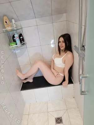 Sophieakatinyera OnlyFans Leaked Free Thumbnail Picture - #NzV2l939av