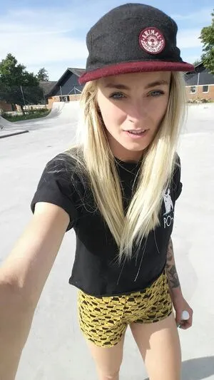 Stefani Nurding OnlyFans Leaked Free Thumbnail Picture - #2cm5Y2VxOz