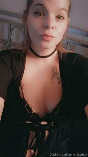 Stoner 420chick OnlyFans Leaked Free Thumbnail Picture - #4FKROXQKec