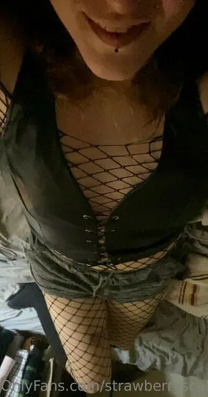 Strawberryscales OnlyFans Leaked Free Thumbnail Picture - #JojtE1gGAA