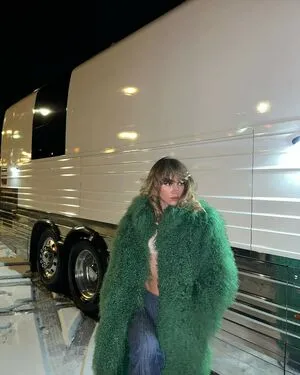 Suki Waterhouse OnlyFans Leaked Free Thumbnail Picture - #KFFiwzdTDM