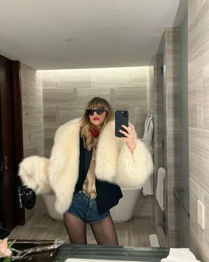 Suki Waterhouse OnlyFans Leaked Free Thumbnail Picture - #lnEQbK9Ws6