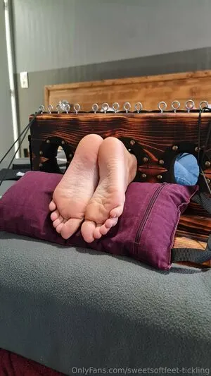 Sweetsoftfeet Tickling OnlyFans Leaked Free Thumbnail Picture - #mma17yIAud
