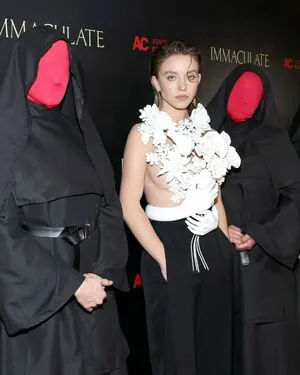 Sydney Sweeney OnlyFans Leaked Free Thumbnail Picture - #BnSpraG55A