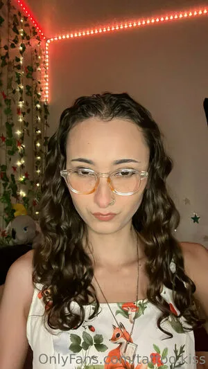 Tattoo Kiss OnlyFans Leaked Free Thumbnail Picture - #kFCrciDeeo