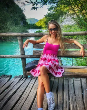 Travelling Explorer OnlyFans Leaked Free Thumbnail Picture - #uggunmEjwy