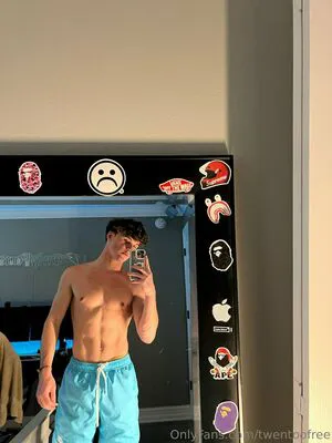 Twentoofree OnlyFans Leaked Free Thumbnail Picture - #WeDjgkEevu