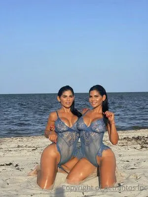 Twins Mailyn Mailen Fernandez OnlyFans Leaked Free Thumbnail Picture - #iyiyl1IoCE