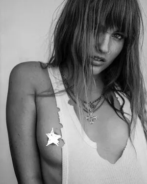 Victoria De Angelis OnlyFans Leaked Free Thumbnail Picture - #OATzDtOIXK