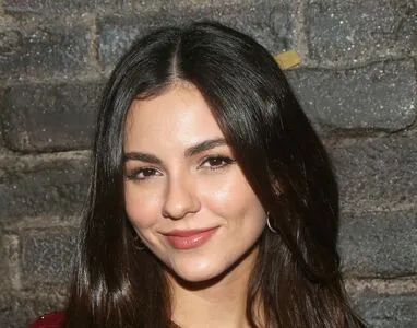 Victoria Justice OnlyFans Leaked Free Thumbnail Picture - #4DbPeglwy4