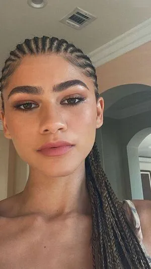 Zendaya OnlyFans Leaked Free Thumbnail Picture - #5AlKzLg0Y2