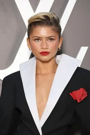 Zendaya OnlyFans Leaked Free Thumbnail Picture - #e6QIAASCbd